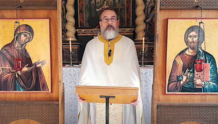 Vater Matthias Zierenberg zelebriert sonntags in der Dreifaltigkeitskapelle an der Lubentiuskirche in Limburg-Dietkirchen. Foto: Gemeinde