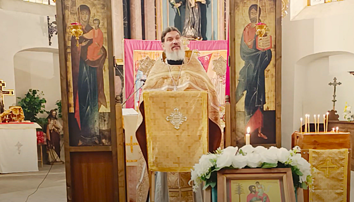 Die deutschsprachige russisch-orthodoxe Gemeinde Mainz versammelt sich sonntags mit Priester Matthias Fröse zur Heiligen Liturgie in der Jakobuskirche. Foto: Screenshot YouTube