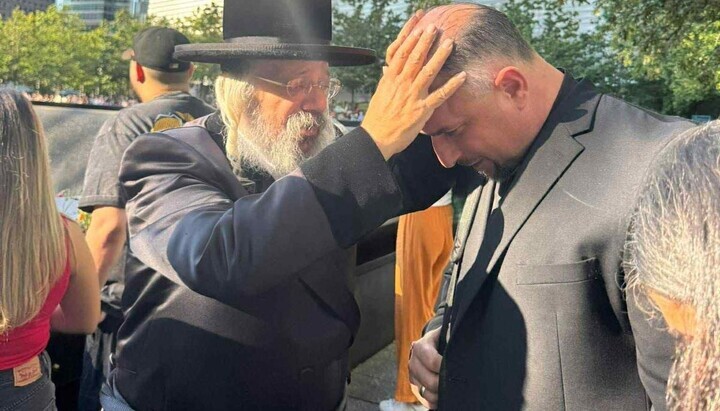 Ein Rabbiner segnet einen Protopresbyter des Konstantinopler Patriarchats. Foto: National Herald.