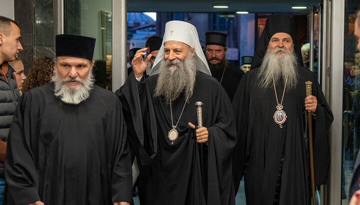 Patriarch Porfirije (M.) rief in Novi Pazar dazu auf, das geistige Erbe des Heiligen Sava als Quelle von Glauben, Bildung und Einheit lebendig zu halten. Foto: Patriarchat