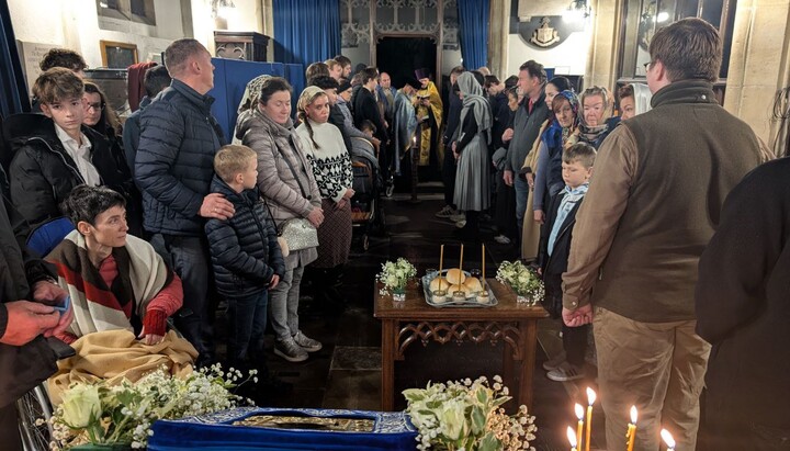 Gläubige der Mission St. Edmund versammeln sich zur Verehrung der Ikone. Foto: Diözese