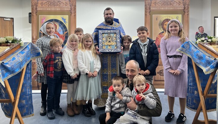 Die wundertätige Gottesmutterikone wurde in Cardiff auch von vielen Kindern begrüßt. Foto: Gemeinde