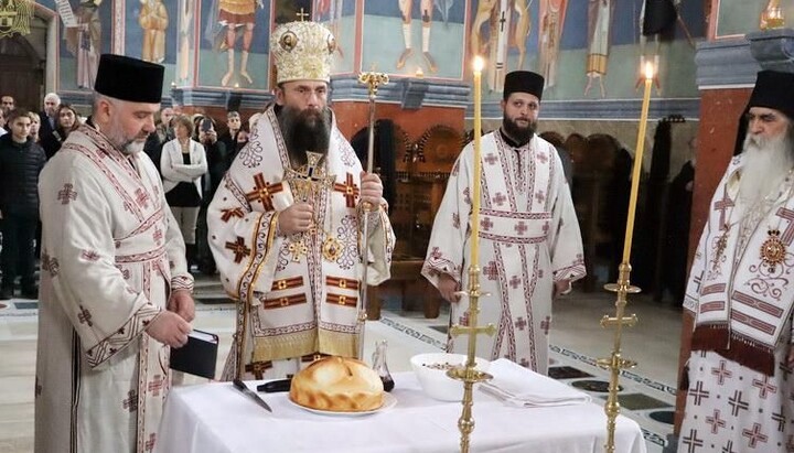 Metropolit Hilarion segnete nach der Heiligen Liturgie die Slava-Gaben, rechts Metropolit Irinej. Foto: Patriarchat