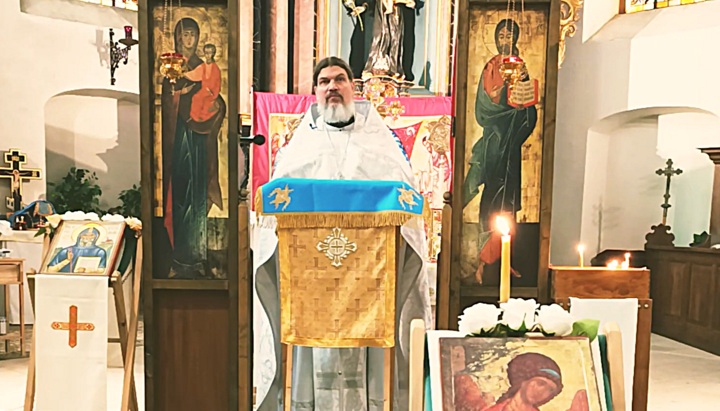 Priester Matthias Fröse bei der Predigt in der Außenstelle Meisenheim der russisch-orthodoxen Gemeinde Mainz. Foto: Screenshot YouTube