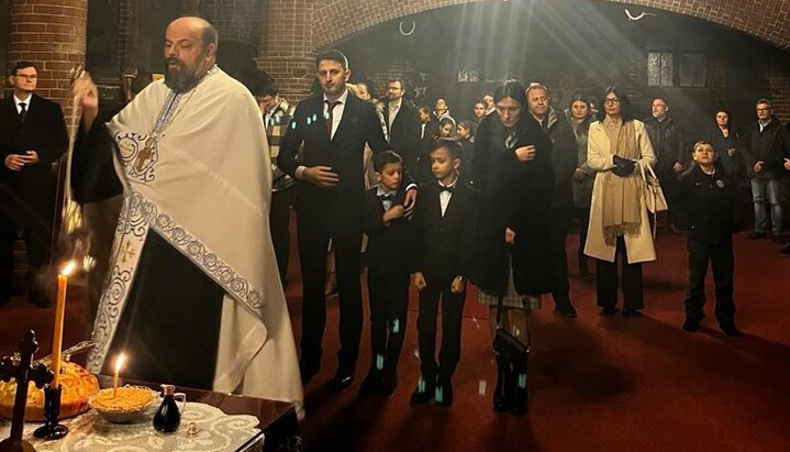 Geistliche und Gläubige begingen im Kloster Mariä Himmelfahrt die Slava zu Ehren der heiligen Ärzte Cosmas und Damian. Foto: Eparchie