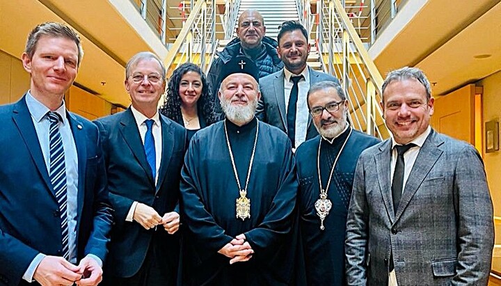 Metropolit Isaak Barakat (Mitte) sprach mit dem Regierungsbeauftragten für Religionsfragen, Thomas Rachel (2. v. l.), und weiteren Abgeordneten über die Situation der Christen in Syrien. Foto: Metropolie