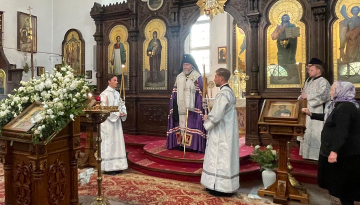 Erzbischof Tichon von Rusa zelebrierte am 25. August 2026 gemeinsam mit Priester Maxim Yudakov einen Gedenkgottesdienst für den vor zwölf Jahren verstorbenen Erzbischof Longin in der Auferstehungskathedrale in Berlin. Foto: Diözese