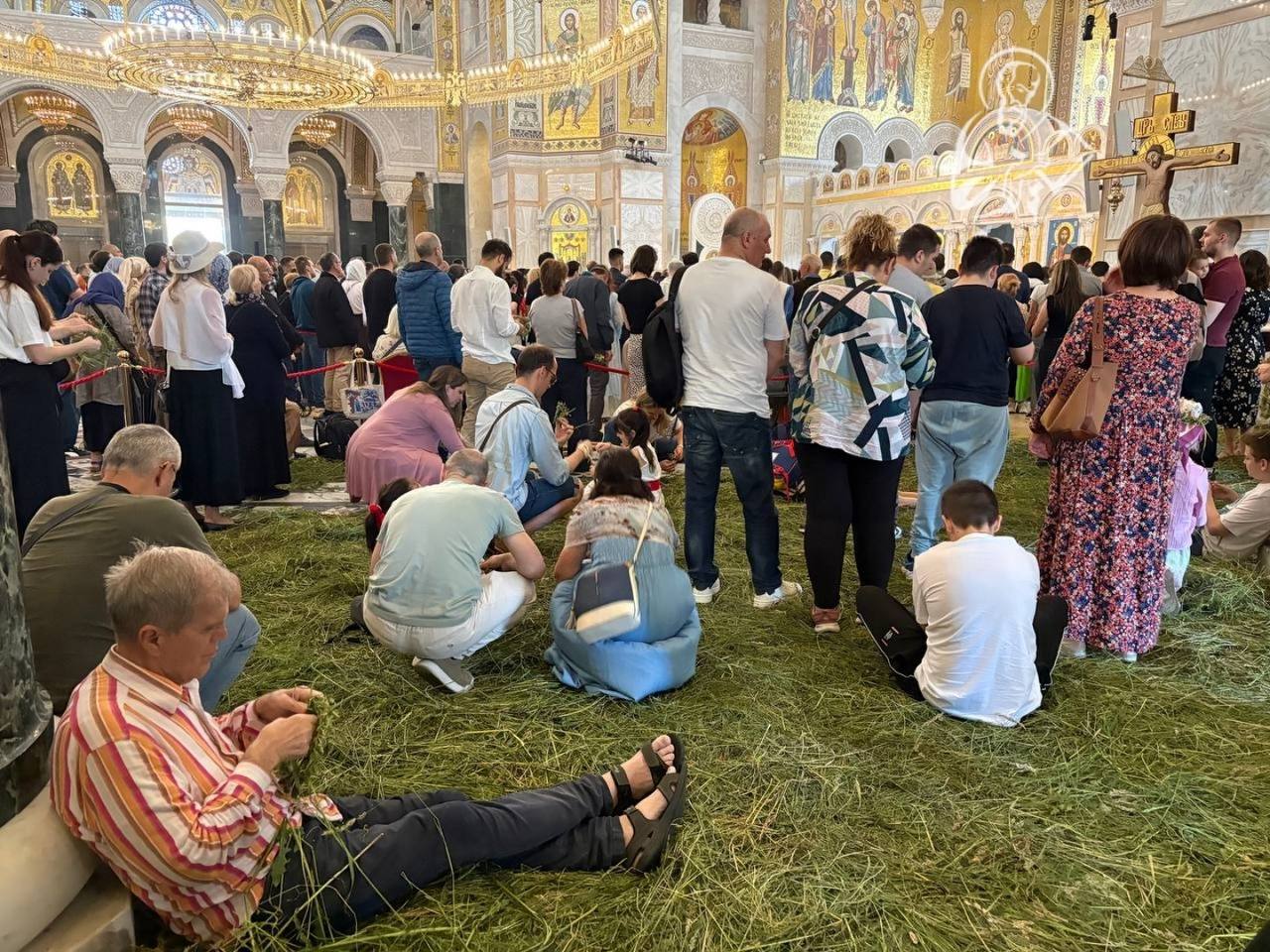 Tausende Gläubige feierten das Dreifaltigkeitsfest in Belgrad фото 1