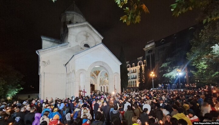 Die St.-Georgs-Kathedrale im Zentrum von Tiflis ist von Demonstranten umzingelt. Foto: RFE/RL