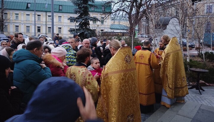 Gemeindemitglieder der UOK empfangen die Kommunion in der Lavra auf der Straße. Foto: tg „Festung Lavra“