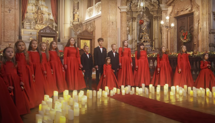 Das Weihnachtslied wird von den Kindern der Ukrainischen Orthodoxen Gemeinde in Lissabon aufgeführt. Foto: Screenshot des YouTube-Videos