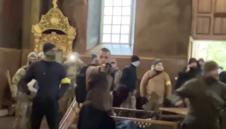 David Pshenychny schießt in der Kathedrale auf die Kassiererin der Kirche. Foto: Presseabteilung der Tscherkasser Diözese