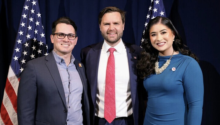 Vizepräsident der USA JD Vance (Mitte) und Catherine Whiteford (rechts). Foto: X