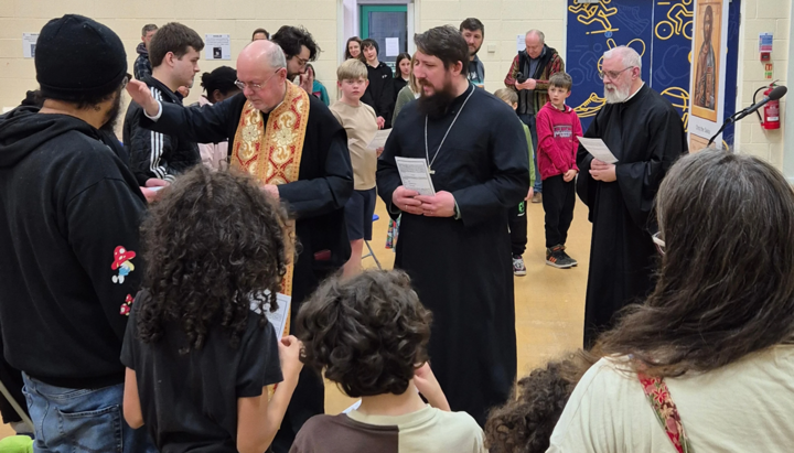 Ein Priester aus der Gemeinde in Manchester segnet Erwachsene und Kinder zur Katechese in der Schule in Halifax. Foto: antiochian-orthodox