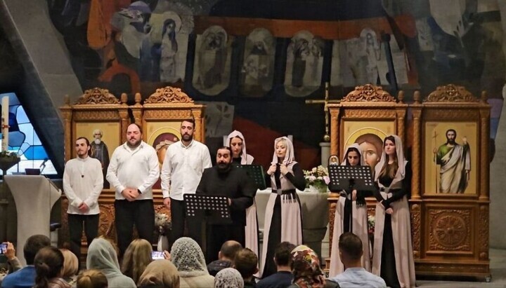 Schema-Archimandrit Seraphim (Bit-Kharibi) mit dem Chor in der Pfarrgemeinde der UOK in Köln. Foto: AKAB