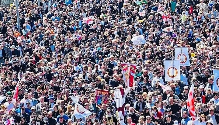 In Georgien fand am Tag der Heiligkeit der Familie eine Prozession mit mehreren tausenden Teilnehmern statt