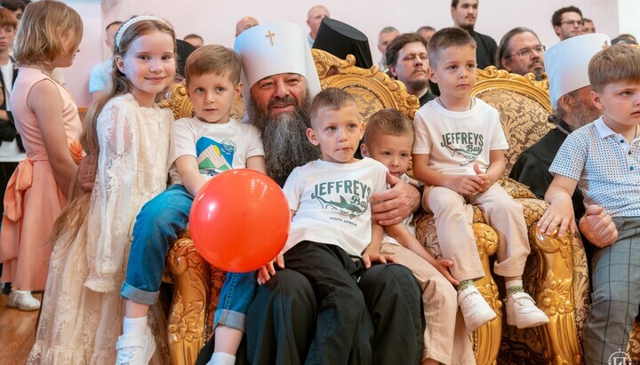 Metropolit Longin mit Kindern. Foto: Pressedienst der UOK