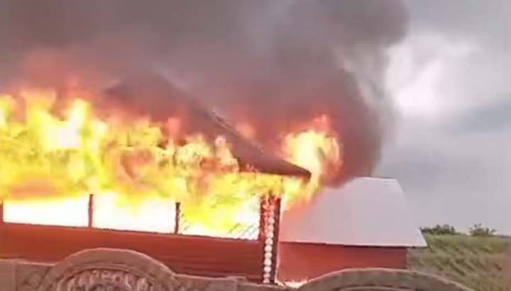 Brandstiftung in einem Nebengebäude auf dem Gelände des Banchensky-Klosters. Foto: Screenshot des Videos des brennenden Klosters