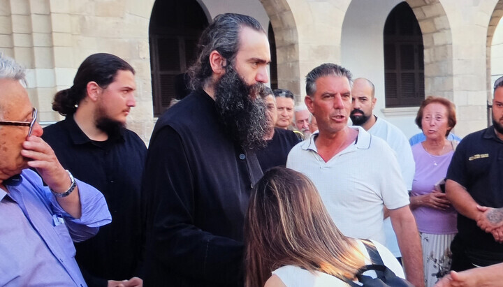 In Paphos bereiten Gläubige eine Demonstration zur Unterstützung des Metropoliten Tychikos vor