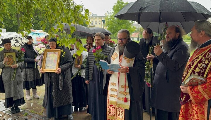Bischof Kliment von Borowsk leitete das Gebet in der Nähe der Wladimir-Olginski-Kirche. Foto: Zehntkloster