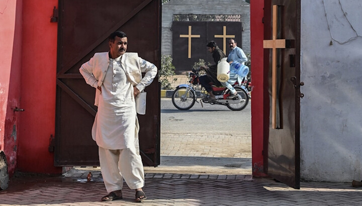 Ein Pakistaner steht am Eingang einer presbyterianischen Kirche in der Provinz Punjab. Foto: christianpost.com