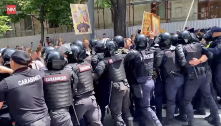 In Chisinau blockiert die Polizei orthodoxe Christen. Foto: Point