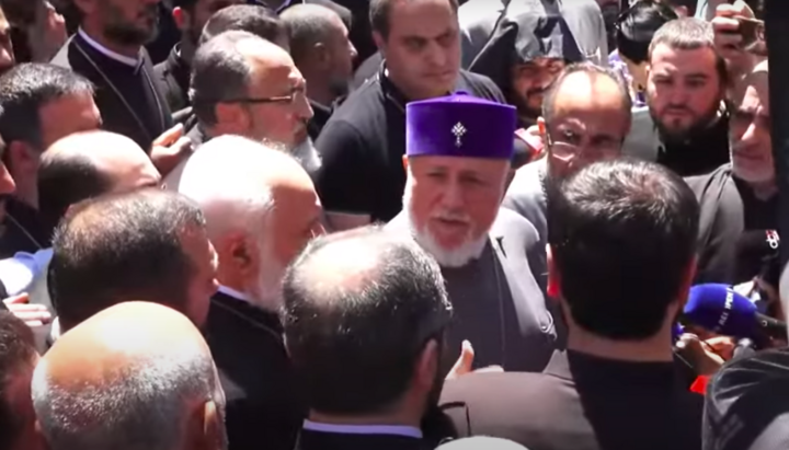 Katholikos aller Armenier Garegin II. umgeben von Gläubigen. Foto: YouTube-Screenshot