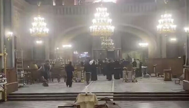 Gläubige der UOK in der Kathedrale in Czernowitz. Foto: Screenshot aus Video