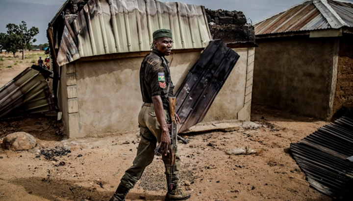 Ein nigerianischer Polizist patrouilliert nach einem Angriff der Fulani in einem Gebiet mit zerstörten und niedergebrannten Häusern. Foto: Christian Post