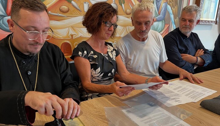 Mit Stempel und Unterschriften: Vertreter der Kirchengemeinde und der Friedhofsverwaltung besiegelten den Vertrag für das neue Grabfeld. Foto: Gemeinde des Hl. Erzengels Michael Hamburg