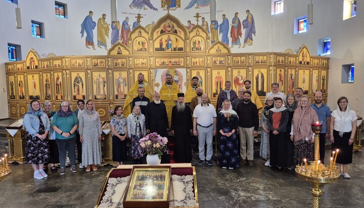 Teilnehmer des mehrjährigen Kurses hielten in Krefeld Vorträge und legten Prüfungen ab. Die Fernschule wird von Priester Alexej Veselov (hinten Mitte) geleitet. Foto: Kirchengemeinde St. Barbara Krefeld