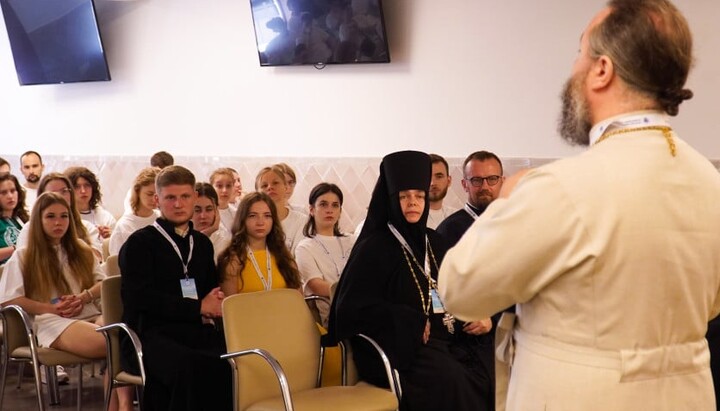 Orthodoxe Priester betreuten die Jugendlichen und arbeiteten mit ihnen thematisch. Foto: vzcz.church.ua