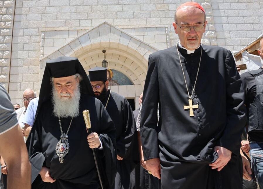 Patriarch Theophilus III. und Kardinal Pizzaballa in der Kirche der Heiligen Familie in Gaza. Foto: Ορθοδοξία News Agency