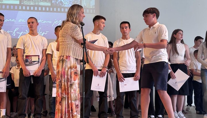 Die Schüler der serbischsprachigen Ergänzungsschulen in Baden-Württemberg bekamen ihre Zeignisse. Foto: eparhija-nemacka.com