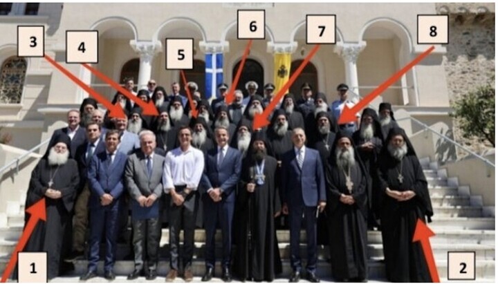 Foto der Äbte von 8 Klöstern des Berges Athos und Kyriakos Mitsotakis. Foto: UOJ am Berg Athos