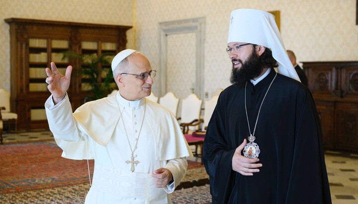 Metropolit Antonij von Wolokolamsk im Gespräch mit Papst Leo. Foto: mospat.ru
