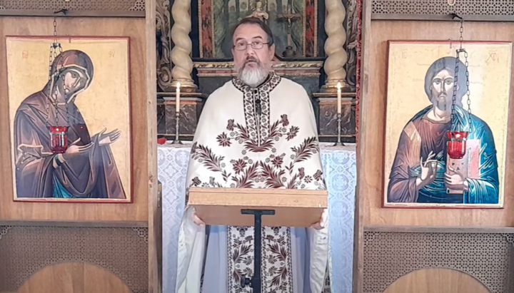 Vater Matthias Zierenberg zelebriert sonntags in der Dreifaltigkeitskapelle an der Lubentius-Kirche in Limburg-Dietkirchen. Foto: Screenshot YouTube