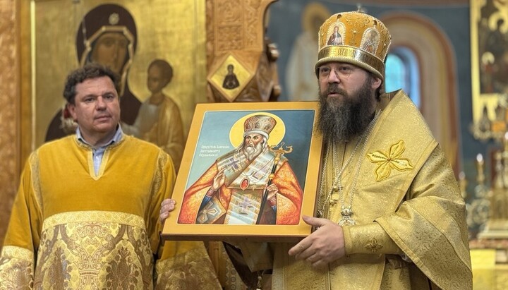 Im Anschluss an die Göttliche Liturgie nahm Seine Exzellenz Bischof Irenei von London und Westeuropa die Ikone dankbar entgegen. Foto: orthodox-europe.org