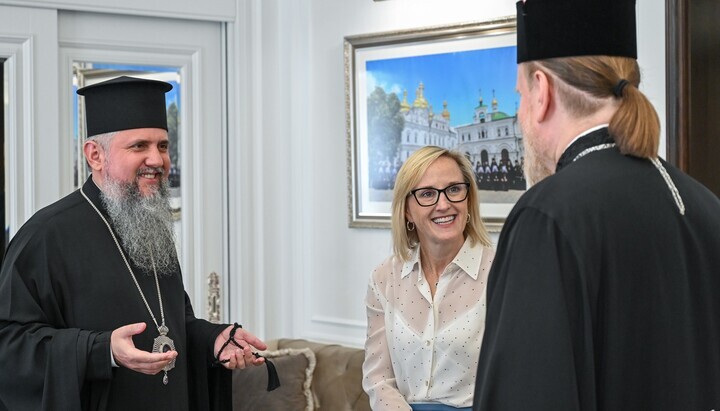 Dumenko, Sorja und Julie Davis. Foto: OKU.