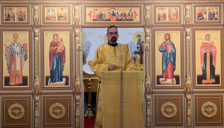 Diakon Igor Willimowski legte das Evangelium in der St.-Barbara-Kirche zu Krefeld aus. Foto: Screenshot YouTube