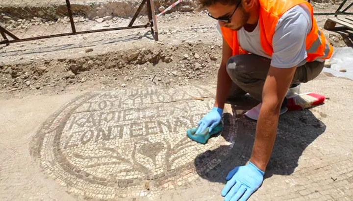 Ein Archäologe reinigt eine Mosaikinschrift am Eingang einer christlichen Kirche aus dem 5. Jahrhundert. Foto: foxnews