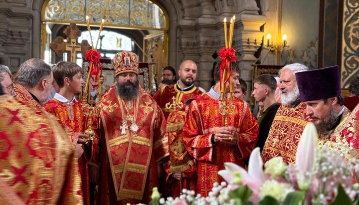 Bischof Hiob und der örtliche Klerus feierten die Göttliche Liturgie in der Darmstädter Zarenkirche. Foto: Der Bote