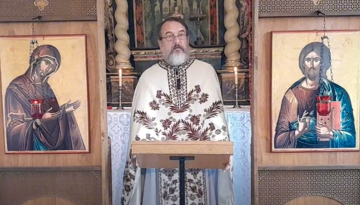 Vater Matthias Zierenberg zelebriert sonntags in der Dreifaltigkeitskapelle an der Lubentiuskirche in Limburg-Dietkirchen. Foto: Screenshot YouTube