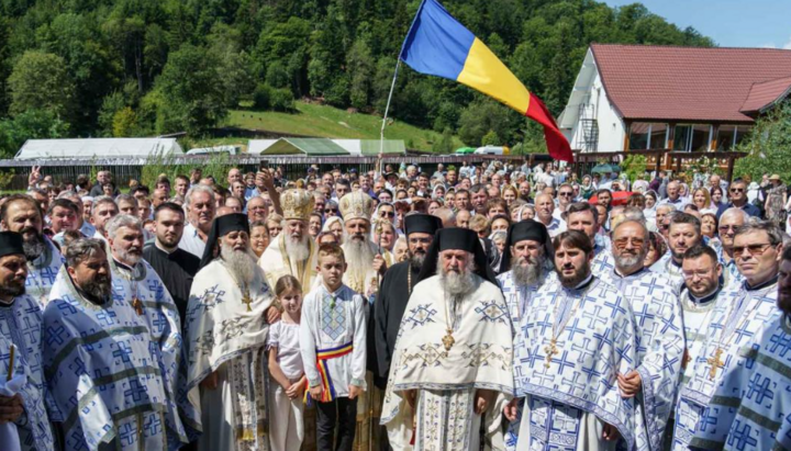 Zwei Metropoliten im Kreise der Gläubigen: ein großer Tag für die Pokrov-Einsiedelei in der Region der Moldauklöster. Foto: doxologia.ro