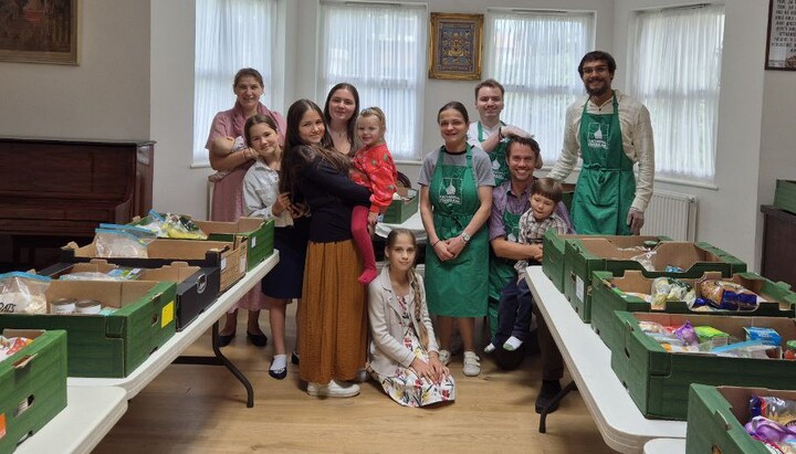 Getragen wird das Projekt von einem engagierten Team ehrenamtlicher Helfer – darunter auch Kinder aus der Gemeinde, die regelmäßig beim Packen der Pakete mithelfen. Foto: orthodox-europe.org