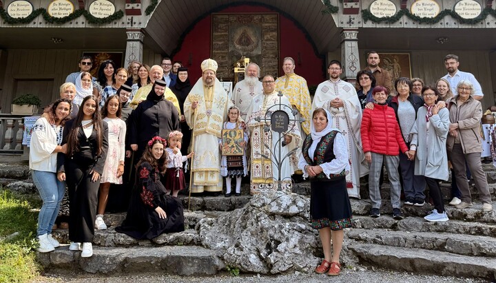 Die liturgische Atmosphäre, verbunden mit der Schönheit des Ortes und dem angenehmen Wetter, trugen zu einer tiefen spirituellen Erfahrung bei, die viele der Teilnehmer mit der auf dem Berg Tabor verglichen. Foto: Foto: mitropolia-ro.de