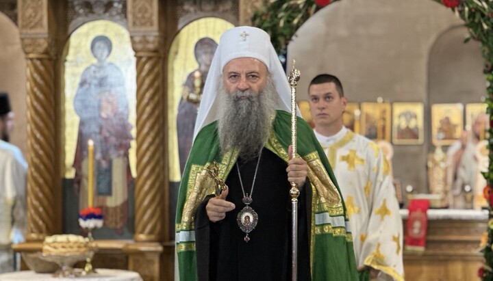 Patriarch Porfirije wurde in der Heiligen Liturgie vom Bischof von Moravica, Tichon, sowie der Bruderschaft der Panteleimon-Kirche in Belgrad-Mirijevo begleitet. Foto: spc.rs