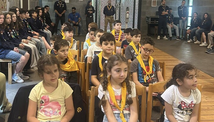 Rund 100 Kinder und Jugendliche der Essener Gemeinde nahmen an dem Pfadfinderlager teil. Foto: rum-orthodox.de