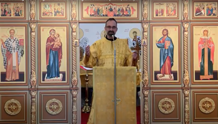 Diakon Igor Willimowski legte das Evangelium in der St.-Barbara-Kirche zu Krefeld aus. Foto: Screenshot YouTube