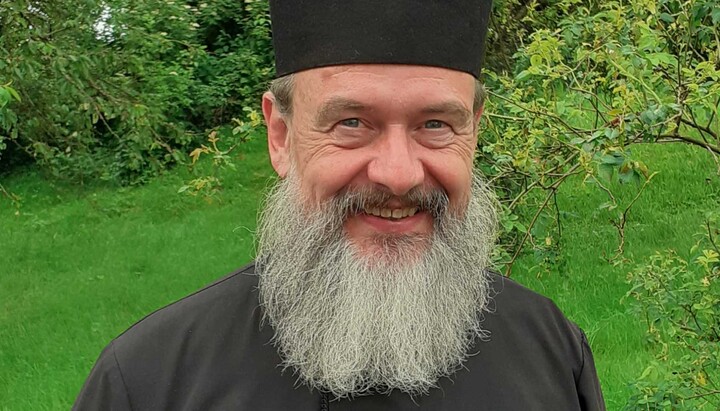 Vater Matthias Zierenberg zelebriert sonntags in der Dreifaltigkeitskapelle an der Lubentiuskirche in Limburg-Dietkirchen. Foto: Gemeinde